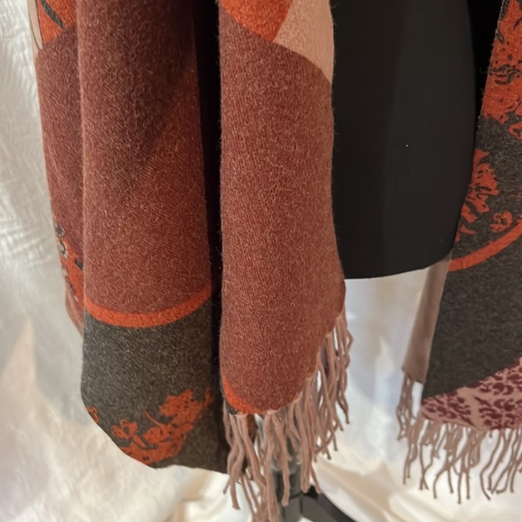 Crosstree Lane Tourterelle floral design autumn wrap, one size, NWT - Picture 7 of 15